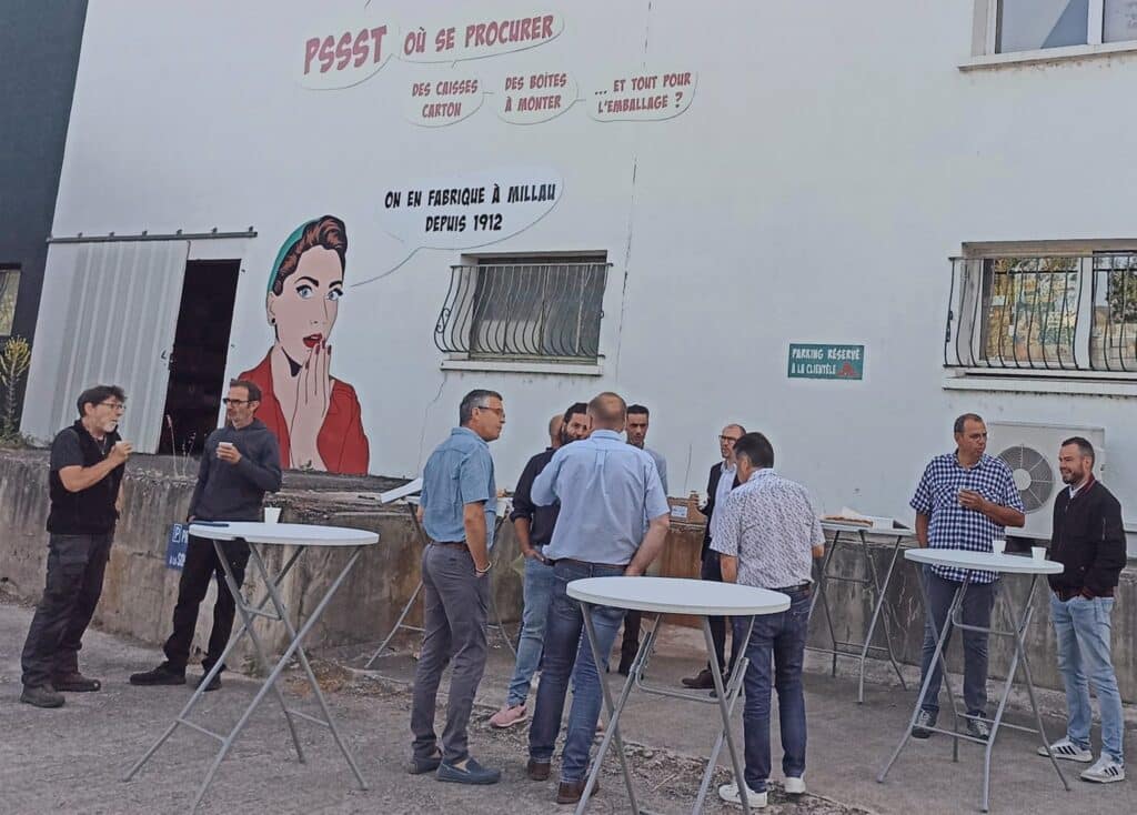 Petite discussion matinale devant la nouvelle façade